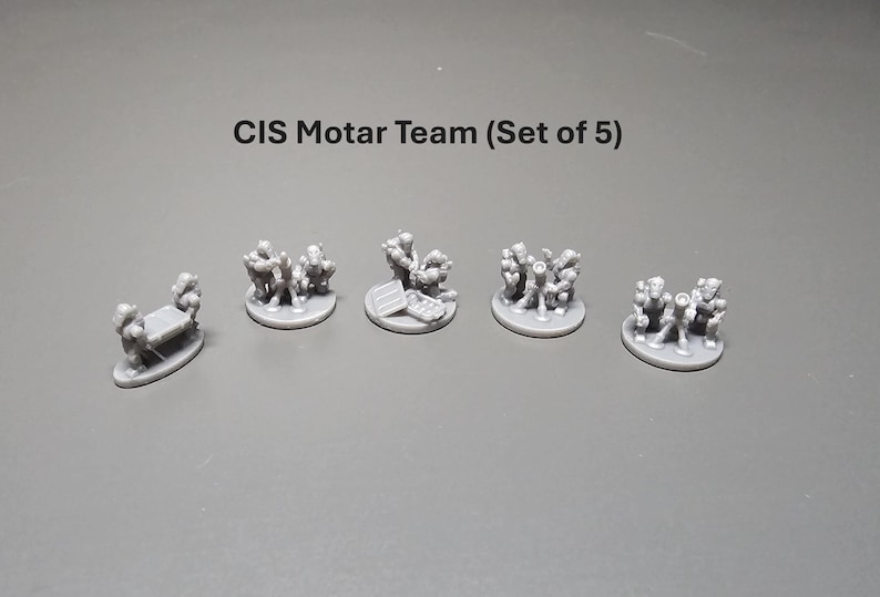 K&ouml;nnte beinhalten: Ein Set aus f&uuml;nf grauen Miniaturfiguren mit der Bezeichnung "CIS Motar Team". Die Figuren zeigen Soldaten in verschiedenen Posen, die Ausr&uuml;stung bedienen. Die Figuren stehen auf kleinen, runden Sockeln, vor einem schlichten grauen Hintergrund.