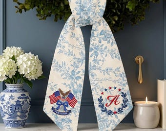 Corona patriótica personalizada para el 250 aniversario, faja a cuadros, lazo para puerta con monograma bordado personalizado, decoración del 4 de julio, faja floral, colgador de puerta.