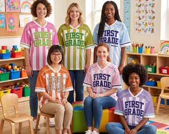 Camiseta de fútbol personalizada para maestra de primer grado con hombros caídos, camiseta de regreso a clases con nombre personalizado, regalo para el equipo de la clase