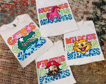 Camiseta personalizada de rivalidad con mascota dividida, camiseta naranja y verde para aficionados al fútbol.