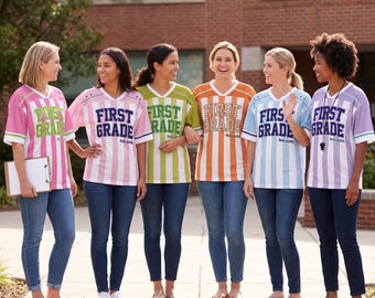 Camiseta de fútbol personalizada para maestra de primer grado con hombros caídos, camiseta personalizada con nombre para la vuelta al cole, camiseta colorida para el equipo del aula.