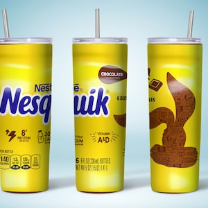 Puede incluir: Un vaso de acero inoxidable amarillo con un logotipo de leche de chocolate Nesquik y un gráfico de conejo marrón. El vaso tiene una pajita y una tapa negra. El texto en el vaso dice "Nesquik", "Chocolate Leche Desnatada", "6 Botellas", "8g de Proteína por Botella", "30 Calorías", "Vitamina A&D", "6 - 8 fl oz (236 ml) Botellas", "Net 48 fl oz (1.5 qt) 1.41 L".