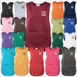 Puede incluir: Una colección de 12 delantales sin mangas en varios colores, incluyendo negro, blanco, rojo, naranja, verde, azul, marrón, amarillo y rosa. Cada delantal tiene un bolsillo y el texto "YOUR TEXT HERE" impreso en la parte delantera.