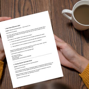 K&ouml;nnte beinhalten: Ein wei&szlig;es Blatt Papier mit schwarzem Text darauf. Der Text ist ein Willkommensbrief f&uuml;r einen neuen Kunden und eine Erinnerungs-E-Mail f&uuml;r eine Therapiesitzung. Der Text enth&auml;lt die Betreffzeilen "Neuer Kunden-Willkommensbrief" und "Erinnerung an die Therapiesitzung per E-Mail".