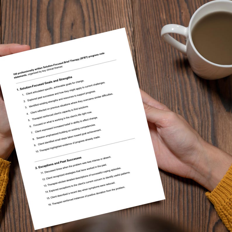 K&ouml;nnte beinhalten: Ein wei&szlig;es Blatt Papier mit Text &uuml;ber l&ouml;sungsorientierte Kurztherapie (SFBT) wird von einer Person gehalten. Das Papier listet Ziele, St&auml;rken, Ausnahmen und vergangene Erfolge auf. Eine Kaffeetasse steht in der N&auml;he.