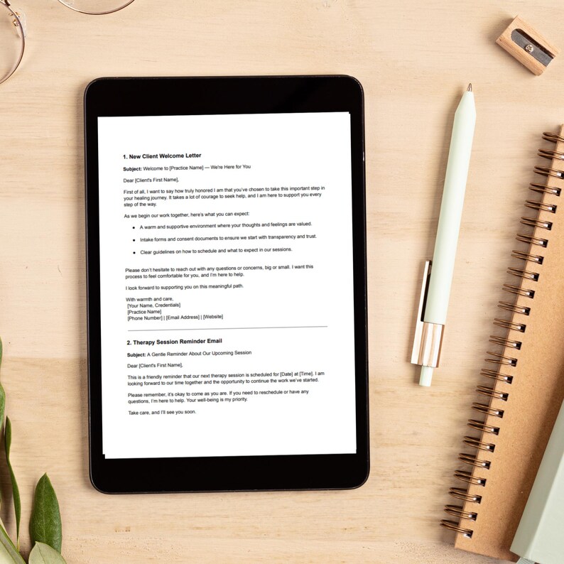 K&ouml;nnte beinhalten: Ein Tablet-Bildschirm zeigt ein Dokument mit dem Titel "Neuer Willkommensbrief f&uuml;r Kunden" und "Erinnerung an Therapiesitzung per E-Mail". Das Dokument enth&auml;lt eine Willkommensnachricht und eine Erinnerung an eine Therapiesitzung.