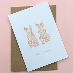 Carte personnalisée nouvelle naissance pour jumeaux, carte bébé fille, carte Liberty florale pour bébé jumeau, carte rose pour jumelles, carte baby shower de jumeaux
