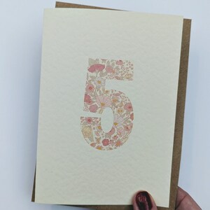 Carte de 5e anniversaire pour fille, carte de 5e anniversaire de fille, carte d'anniversaire florale, carte d'anniversaire rose A6, vierge à l'intérieur, enveloppe incluse