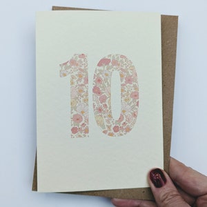 Carte de 10 ans pour fille, dixième anniversaire de fille, carte d'anniversaire florale, carte d'anniversaire rose, format A6, intérieur vierge, enveloppe incluse
