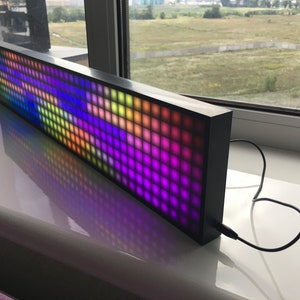 Pantalla LED de 27” con animaciones en vivo y línea de carrera