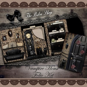 Puede incluir: Un kit de folio "Vampire House" de color negro y dorado con una imagen en blanco y negro de un gato, un sofá negro, un reloj y una puerta negra con rosas y cadenas. El kit está sobre un fondo de madera con un borde de encaje negro.