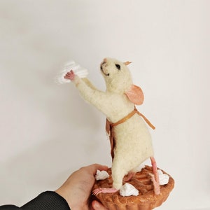 Ratón de fieltro con aguja hecho a mano sobre pastel de calabaza: decoración otoñal caprichosa
