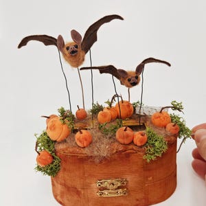 Deux petites chauves-souris survolant un champ de citrouilles, automate mécanique, sculpture cinétique
