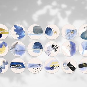 Könnte beinhalten: Ein Set aus achtzehn runden Aufklebern mit abstrakten Designs in Blau-, Gold- und Schwarztönen auf hellem Hintergrund. Die Muster umfassen Aquarellverläufe, tintenartige Kritzeleien, Punkte und strukturierte Pinselstriche.
