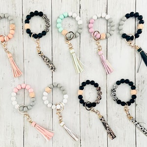 Pulsera de llavero de silicona con pulsera de borla de cuero Pulsera elástica de silicona suave