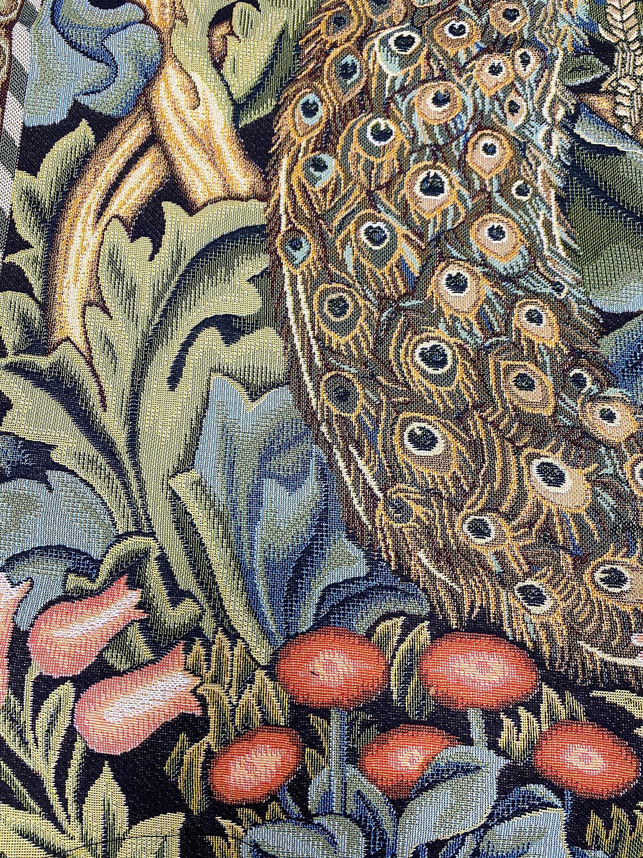 Tapisserie Murale Médiévale Paon Dans Le Jardin Secret – Style William Morris – 28"x36"