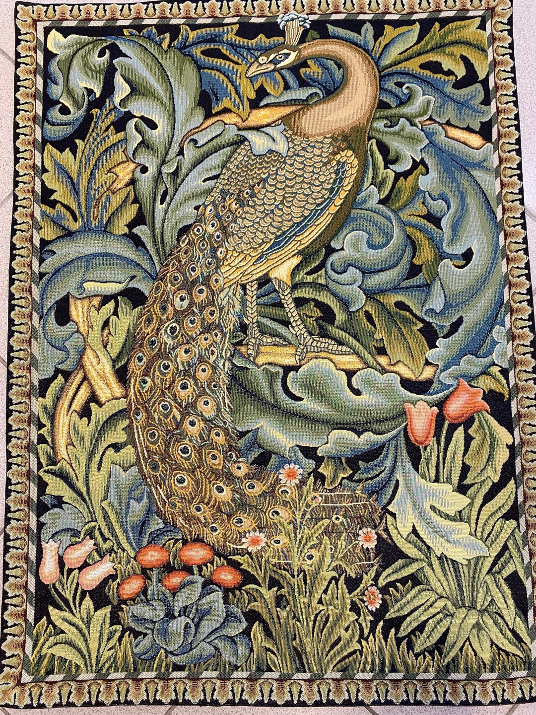 ウィリアム・モリス 孔雀のタペストリー：ジャカード織りの森のアート