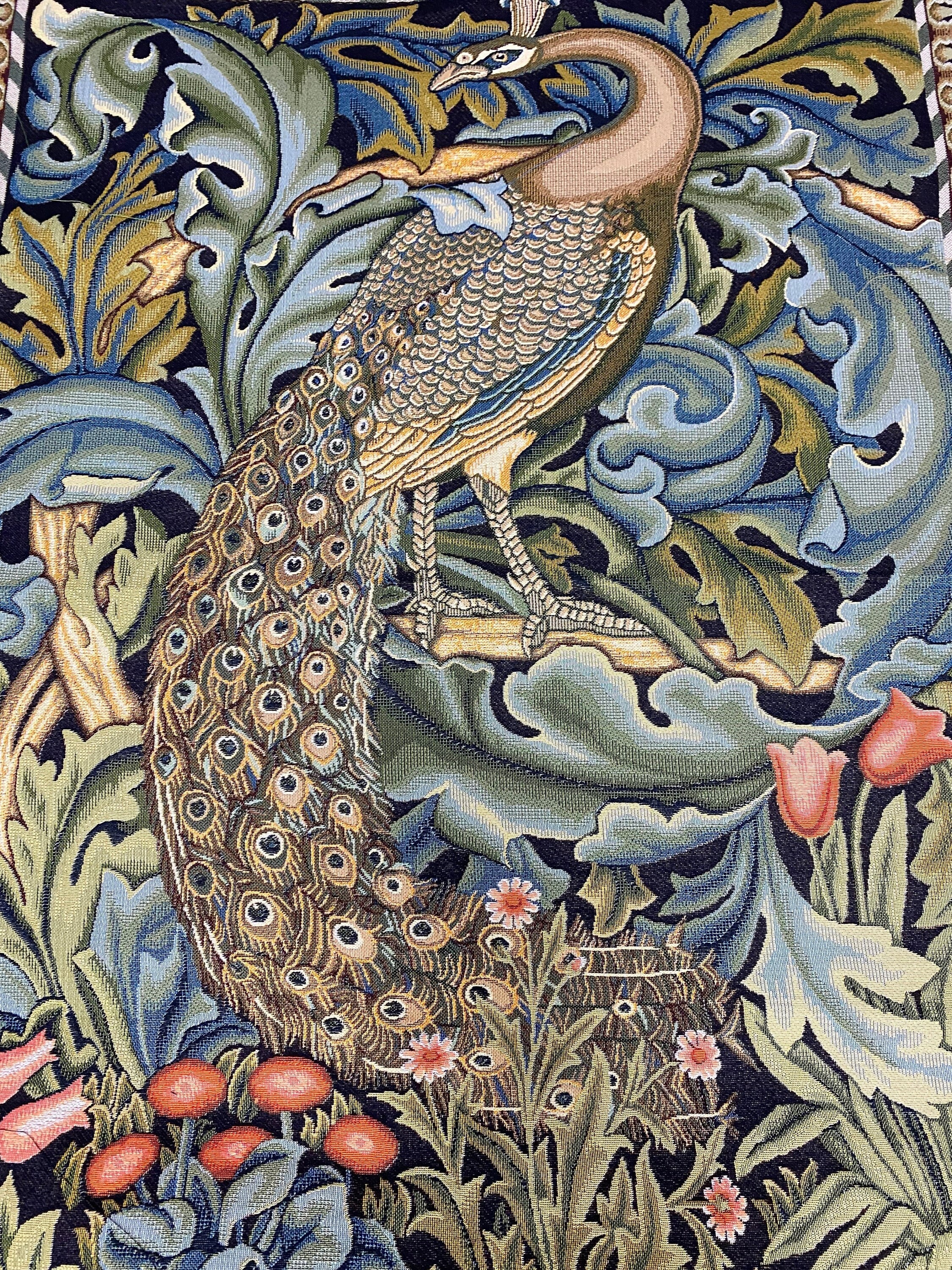 ウィリアム・モリス 孔雀のタペストリー：ジャカード織りの森のアート