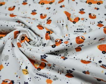Puede incluir: Tela de algodón blanca con un patrón repetido de animales bebés naranja y blanco en coches, con el texto "Baby Animals" impreso en la tela.
