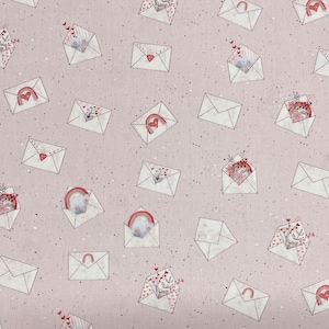 Könnte beinhalten: Ein Muster aus weißen Umschlägen mit roten Herzen, Regenbogen und floralen Designs auf hellrosa Hintergrund. Einige Umschläge sind geöffnet und zeigen ihren Inhalt. Das Design enthält kleine schwarze Sprenkel.