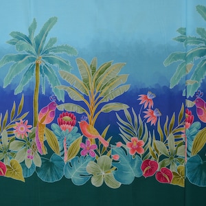 Puede incluir: Una tela tropical con un fondo degradado azul y verde. La tela presenta palmeras, plataneros, flores y pájaros en tonos de rosa, rojo, amarillo y verde.