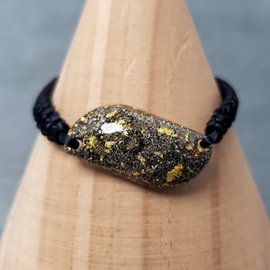 Bracciale in pirite naturale fatto a mano con foglia d&#39;oro 24K, gioielli in pirite grezza, braccialetto Macrame regolabile