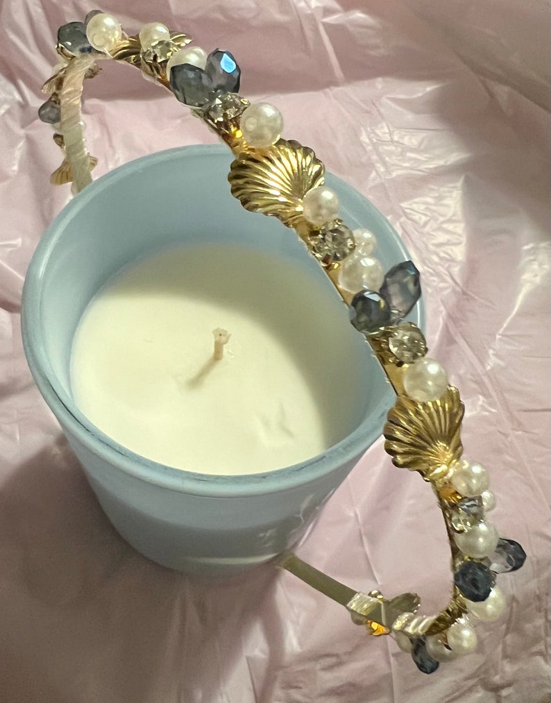Diadema adornada con conchas marinas o estrellas de mar y perlas, diadema con decoración de cristal metálico. imagen 12