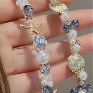 Diadema adornada con conchas marinas o estrellas de mar y perlas, diadema con decoración de cristal metálico. imagen 2