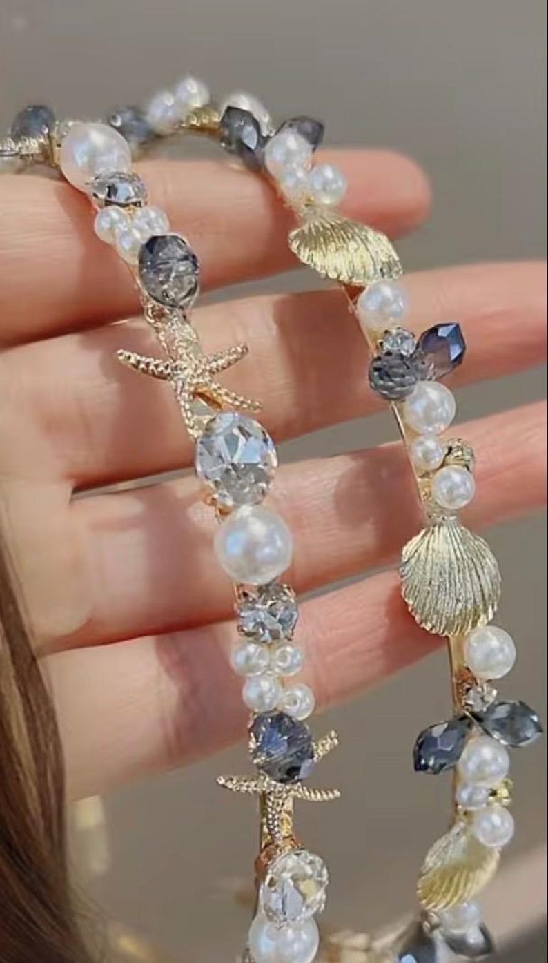 Diadema adornada con conchas marinas o estrellas de mar y perlas, diadema con decoración de cristal metálico. imagen 2