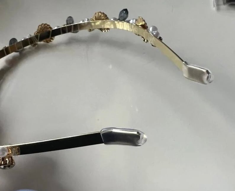 Diadema adornada con conchas marinas o estrellas de mar y perlas, diadema con decoración de cristal metálico. imagen 15