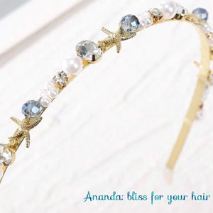 Diadema adornada con conchas marinas o estrellas de mar y perlas, diadema con decoración de cristal metálico. sea stars