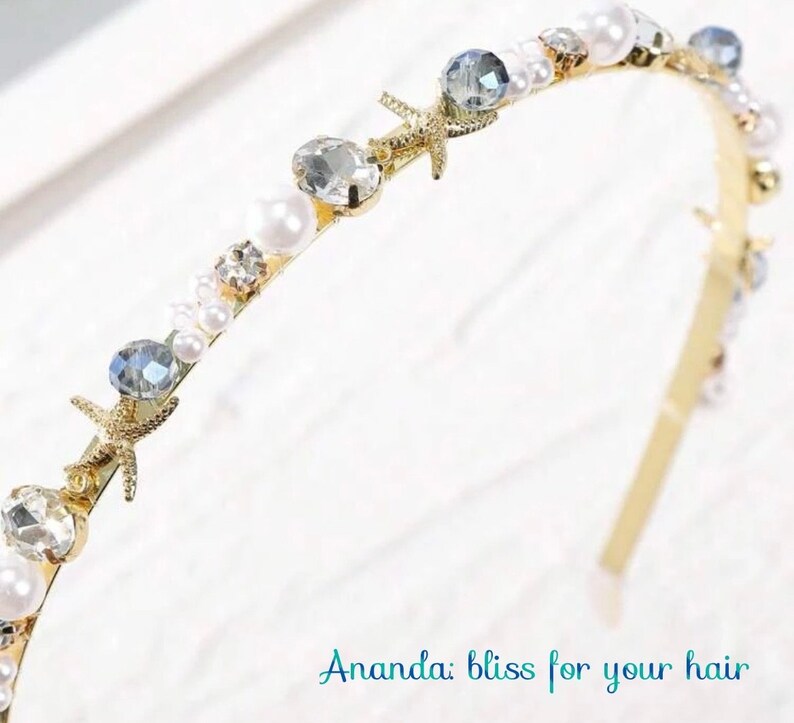 Diadema adornada con conchas marinas o estrellas de mar y perlas, diadema con decoración de cristal metálico. sea stars
