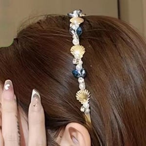 Diadema adornada con conchas marinas o estrellas de mar y perlas, diadema con decoración de cristal metálico. imagen 11