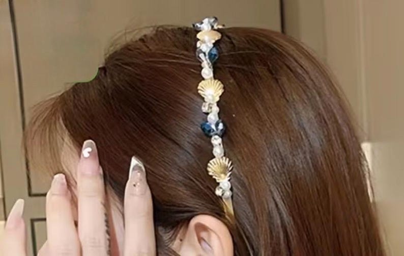 Diadema adornada con conchas marinas o estrellas de mar y perlas, diadema con decoración de cristal metálico. imagen 11