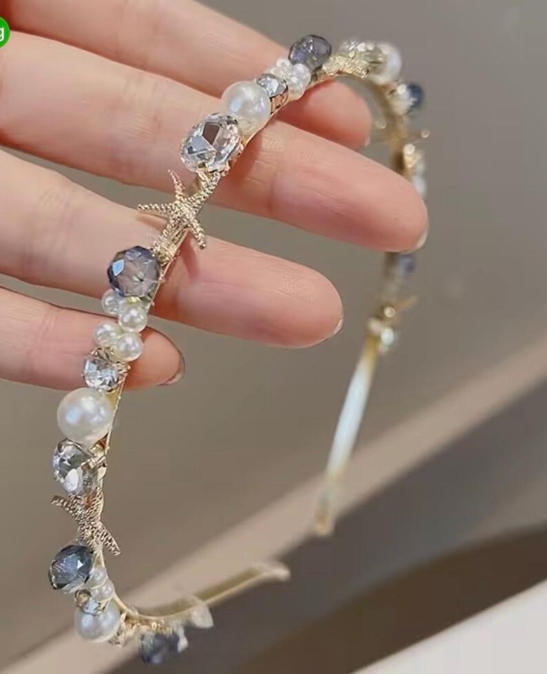 Diadema adornada con conchas marinas o estrellas de mar y perlas, diadema con decoración de cristal metálico. imagen 8
