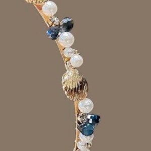 Diadema adornada con conchas marinas o estrellas de mar y perlas, diadema con decoración de cristal metálico. imagen 9