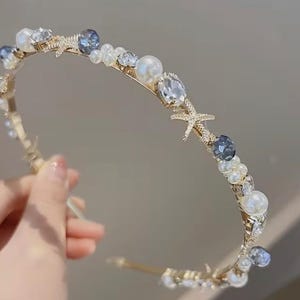 Diadema adornada con conchas marinas o estrellas de mar y perlas, diadema con decoración de cristal metálico. imagen 4
