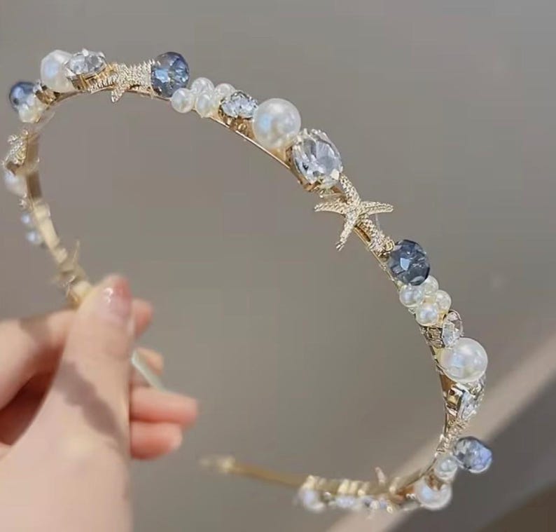 Diadema adornada con conchas marinas o estrellas de mar y perlas, diadema con decoración de cristal metálico. imagen 4