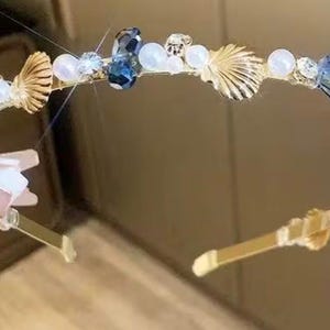 Diadema adornada con conchas marinas o estrellas de mar y perlas, diadema con decoración de cristal metálico. imagen 6