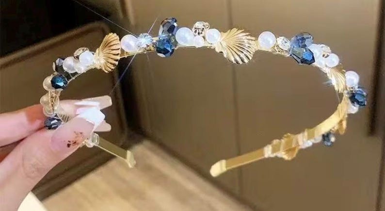 Diadema adornada con conchas marinas o estrellas de mar y perlas, diadema con decoración de cristal metálico. imagen 6