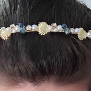 Diadema adornada con conchas marinas o estrellas de mar y perlas, diadema con decoración de cristal metálico. seashells