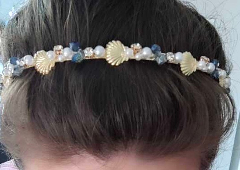 Diadema adornada con conchas marinas o estrellas de mar y perlas, diadema con decoración de cristal metálico. seashells