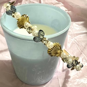 Diadema adornada con conchas marinas o estrellas de mar y perlas, diadema con decoración de cristal metálico. imagen 14