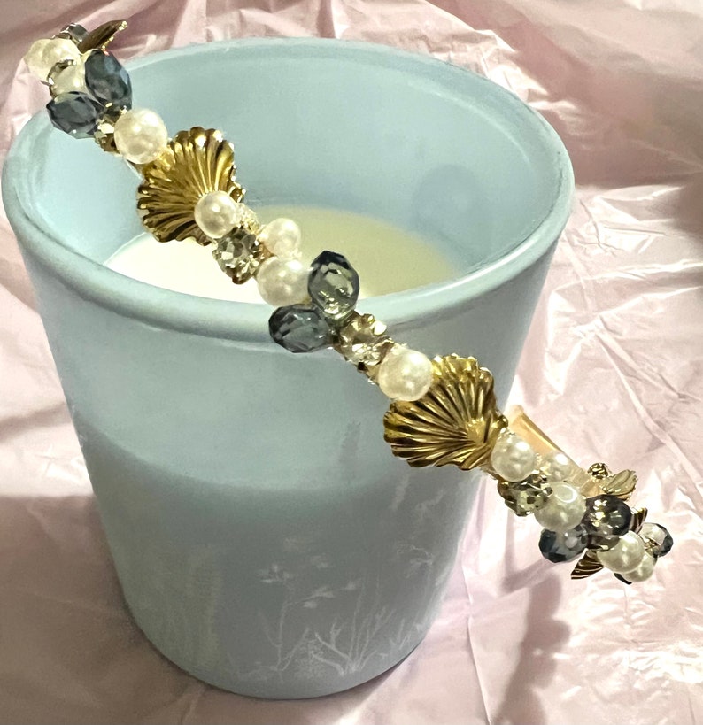 Diadema adornada con conchas marinas o estrellas de mar y perlas, diadema con decoración de cristal metálico. imagen 14