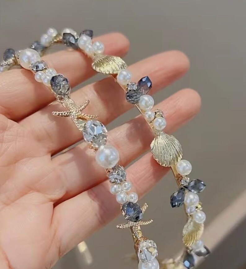 Diadema adornada con conchas marinas o estrellas de mar y perlas, diadema con decoración de cristal metálico. imagen 3