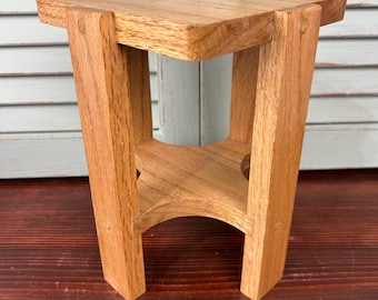 Vintage oak plant stand. 1990’s curved design. Small hand made side table or shelf.