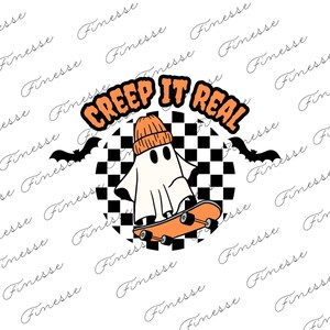 Op de afbeelding: Een witte geest met een oranje muts rijdt op een skateboard met zwart-wit geblokte wielen. De geest bevindt zich op een zwart-wit geblokte achtergrond met de woorden "CREEP IT REAL" in oranje letters.