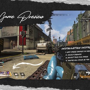 Op de afbeelding: Een screenshot van een videogame die een first-person perspectief laat zien van een speler die een blauw geweer vasthoudt. De speler bevindt zich in een stedelijke omgeving met gebouwen en een vrachtwagen op de achtergrond. De tekst "In Game Preview" staat bovenaan de afbeelding. De tekst "INSTALLATION INSTRUCTIONS" staat aan de rechterkant van de afbeelding met een lijst met instructies: "1. APP IMAGE SOURCE IN OBS", "2. SELECT BROWSE", "3. SELECT THIS PNG IMAGE", "4. YOU'RE ALL DONE AS THE IMAGE IS PRE-FITTED".
