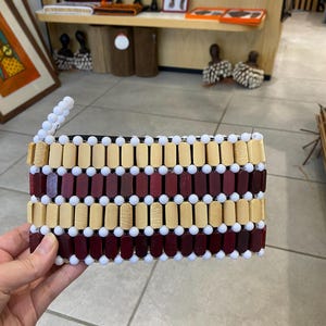 Bolso de mano colorido hecho a mano / monedero, accesorio para mujer, hecho a mano en Kenia, bolso de cuentas marrón / beige / blanco