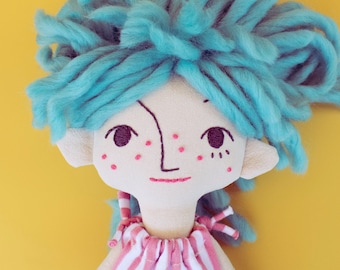 Quina, ecofriendly fabric doll, handmade plushie - Criaturis